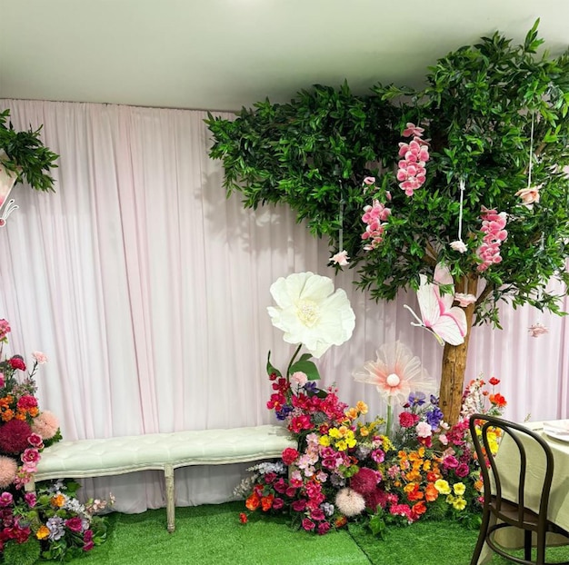 una mesa con flores y una flor rosa y blanca en ella