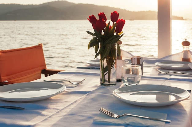 Mesa con flores en el restaurante de la playa