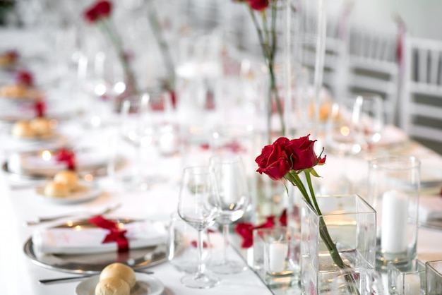 Mesa formal con rosas rojas