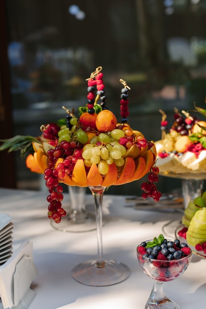 Mesa de frutas para bodas. Frutas para las fiestas.