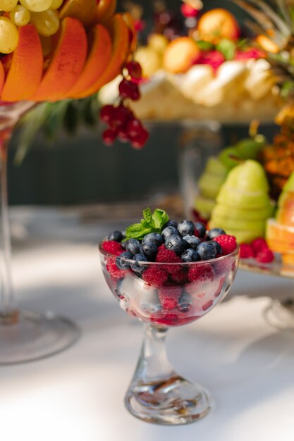 Mesa de frutas para bodas. Frutas para las fiestas.