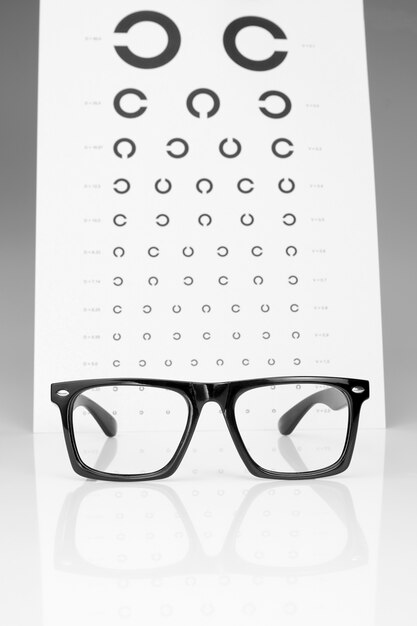 Mesa Golovin y gafas examen ocular