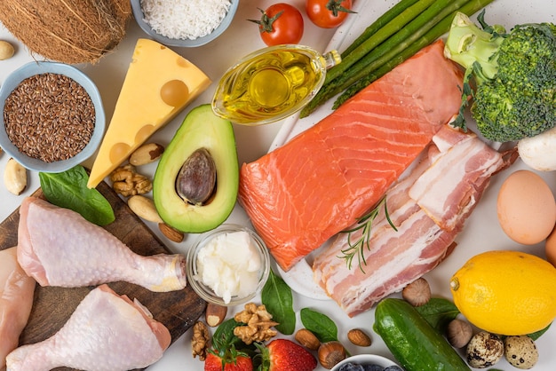 En una mesa hay una variedad de alimentos que incluyen carne, verduras y nueces.