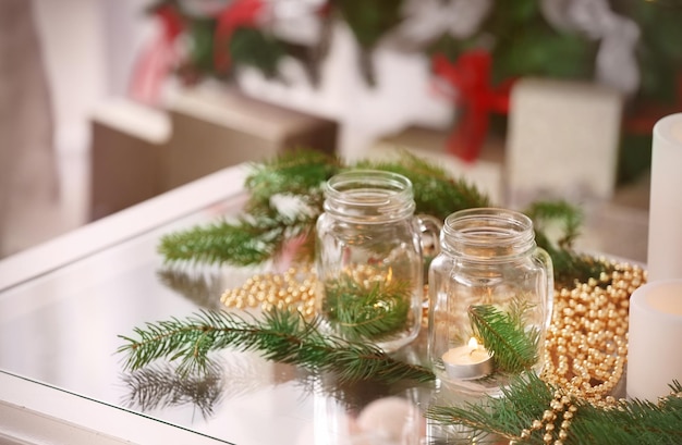 Mesa con hermosas decoraciones navideñas en salón