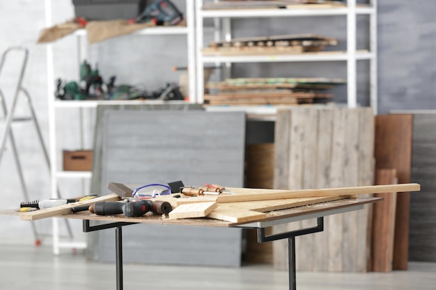 Mesa con herramientas en taller de carpintero