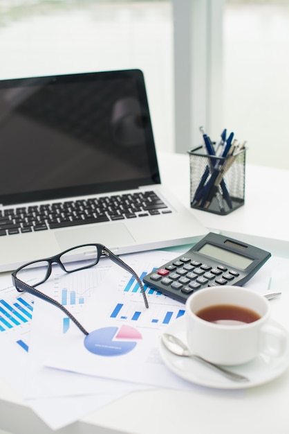 Foto la mesa del hombre de negocios