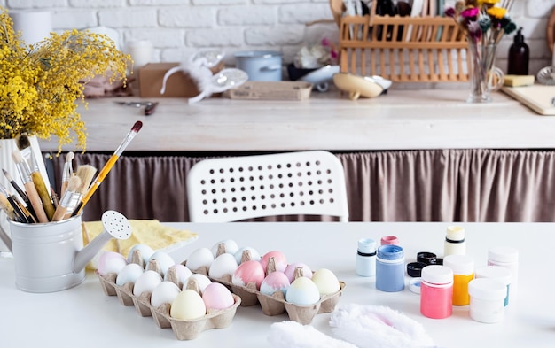 Mesa con huevos de pascua y pinturas