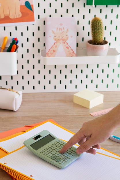 Foto mesa infantil de ângulo elevado com calculadora e organizador de mesa