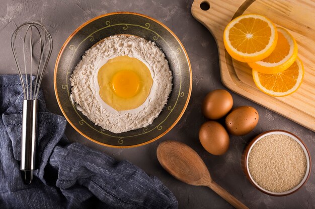 Mesa con ingredientes para una tarta de naranja