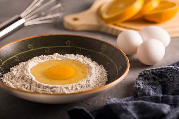 Mesa con ingredientes para una tarta de naranja