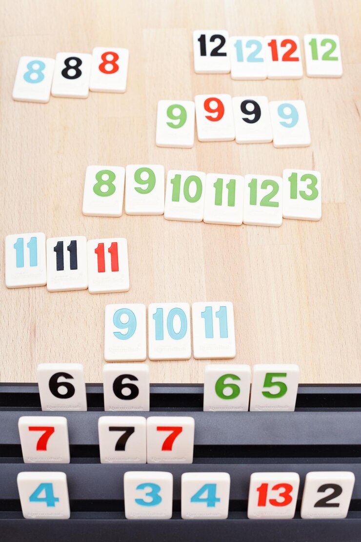 Foto mesa de juego del juego de mesa rummikub