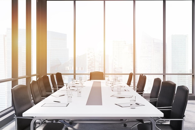 Mesa larga de la sala de conferencias en la sala de ventanas panorámicas tonificada