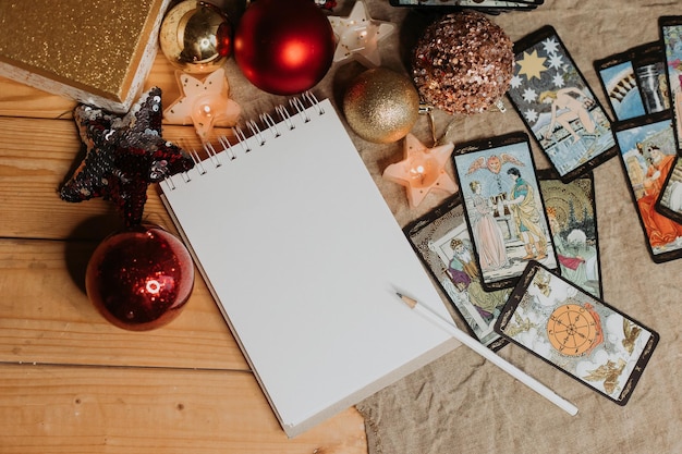 Una mesa con un libro y cartas encima.