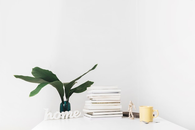 Mesa con libros y decoraciones