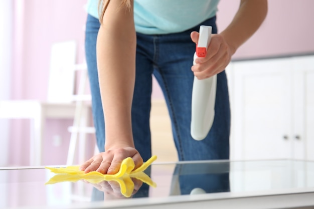 Mesa de limpieza de mujer en la habitación