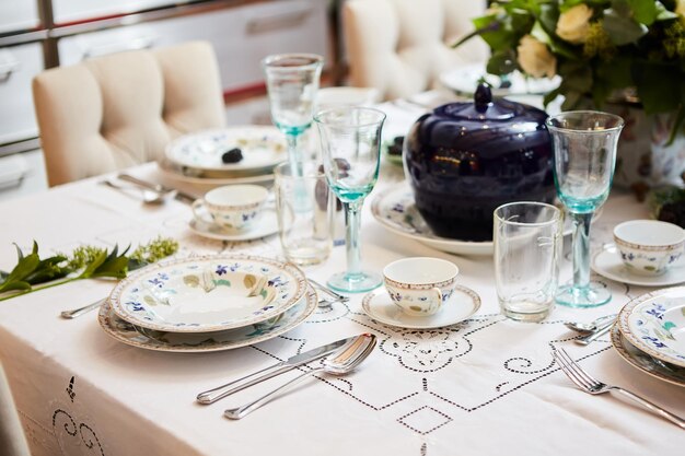 Mesa lindamente decorada com flores, velas, pratos e guardanapos para casamento ou outro evento no restaurante