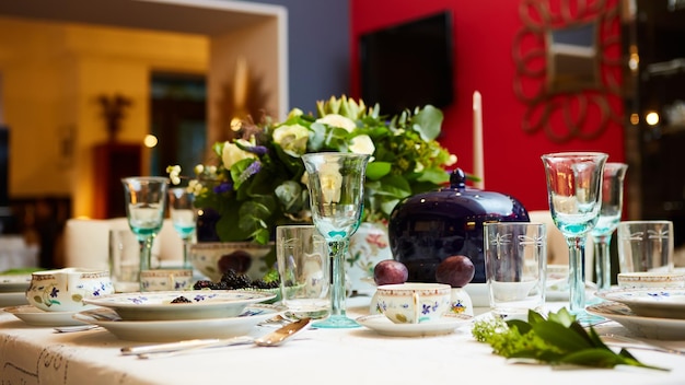 Mesa lindamente decorada com flores, velas, pratos e guardanapos para casamento ou outro evento no restaurante