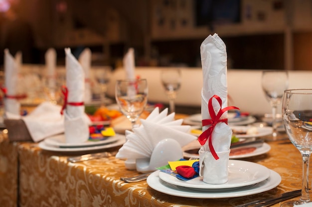 Mesa lindamente decorada no restaurante para um casamento