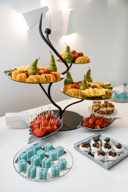 Mesa lindamente servida com frutas e doces Buffet festivo para convidados com uma variedade de iguarias