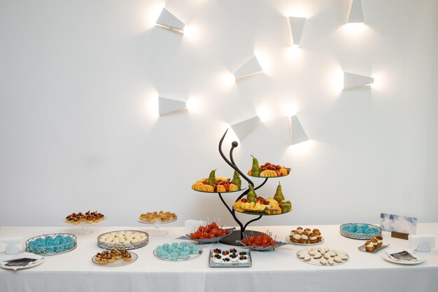 Mesa lindamente servida com frutas e doces Buffet festivo para convidados com variedade de iguarias