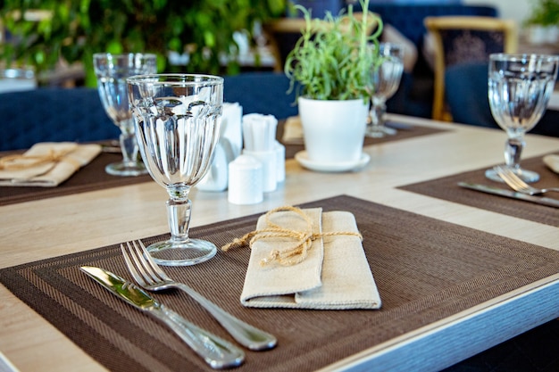 Mesa lindamente servida em um restaurante. Foco seletivo