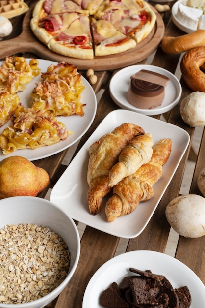 Foto mesa llena de comida de alto ángulo.