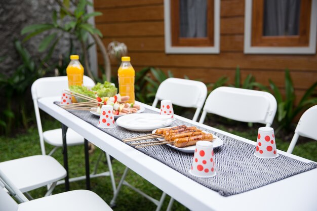 Mesa llena de comida casera