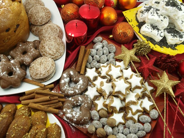 Una mesa llena de comida que incluye galletas, una vela y un plato de galletas.