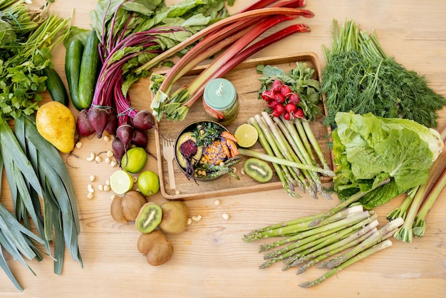 Mesa llena de ingredientes de alimentos frescos