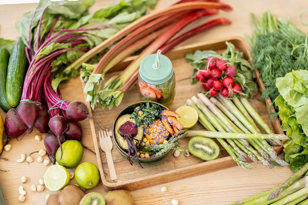 Mesa llena de ingredientes de alimentos frescos