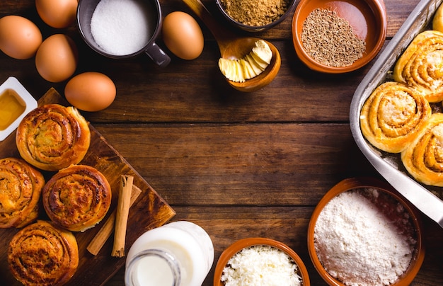 Foto mesa llena de ingredientes para la preparación de rollos de canela