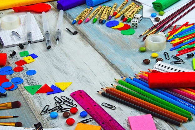 una mesa llena de lápices de colores, bolígrafos y marcadores