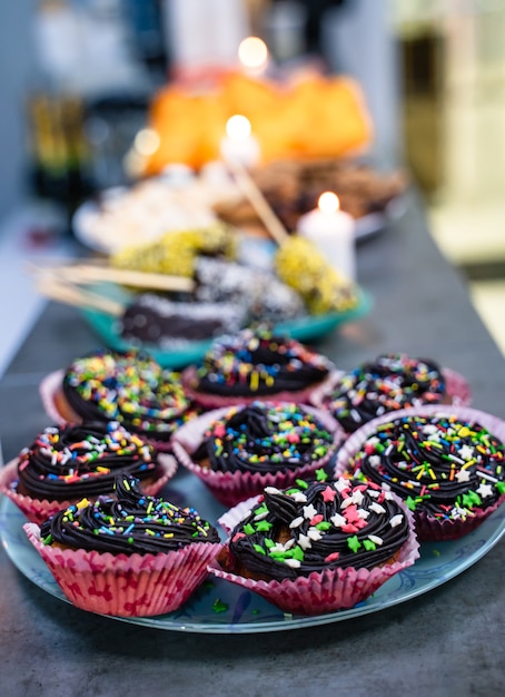 Foto la mesa llena de postres para una fiesta.