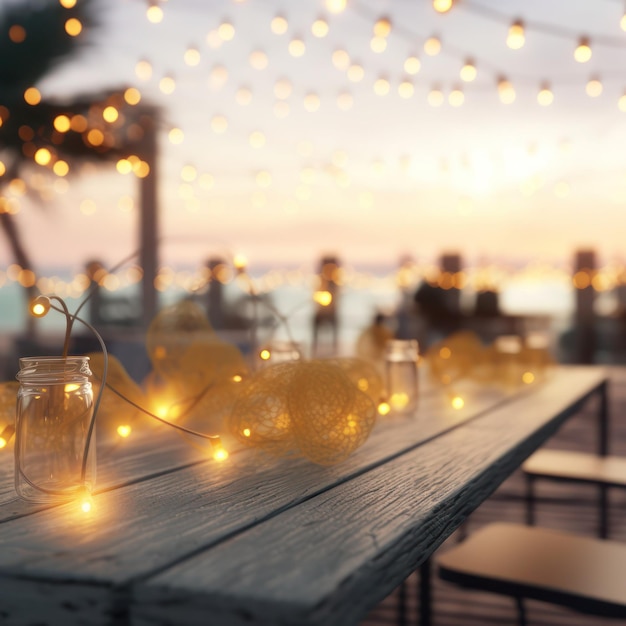 Una mesa con luces y un árbol al fondo.