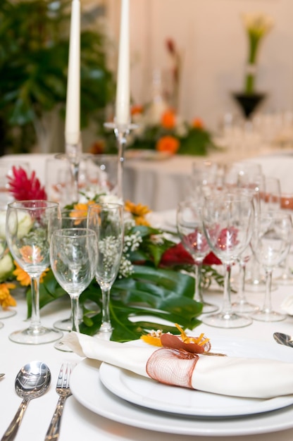 Mesa luxuosa para um casamento ou evento de celebração com copos e talheres