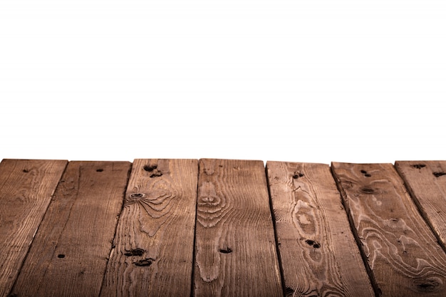 Mesa de madera aislada sobre fondo blanco, espacio de copia