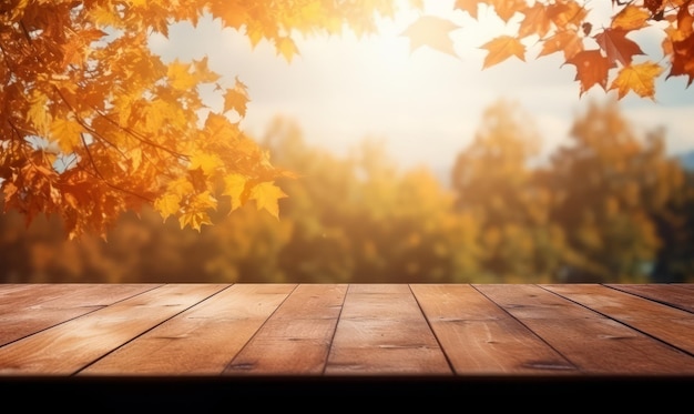 una mesa de madera al aire libre con vistas a las hojas de otoño