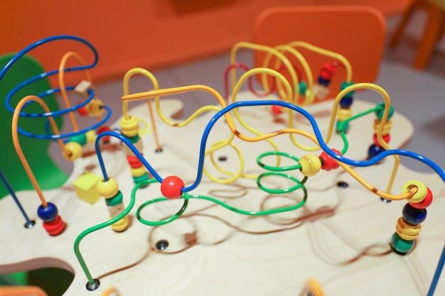 Una mesa de madera con alambres de colores y una caja roja que dice 'la palabra cerebro'