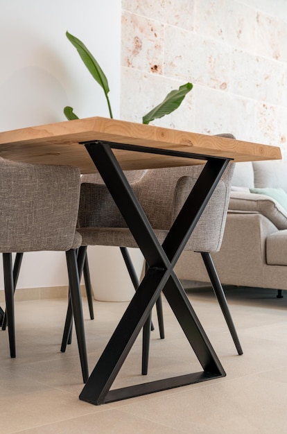 Mesa de madera artesanal con patas negras en una casa nueva