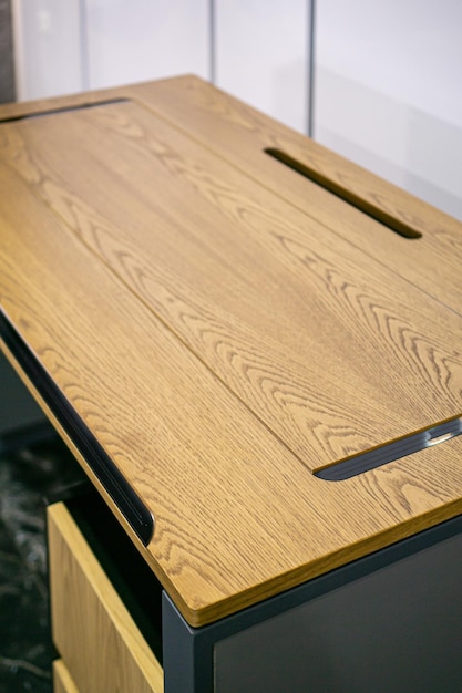 Mesa de madera áspera vacía en el cuarto oscuro