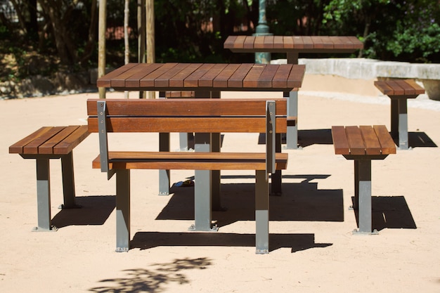 Mesa de madera y banco en el parque de la ciudad