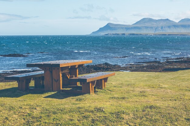 Mesa de madera y bancos en el área de descanso.