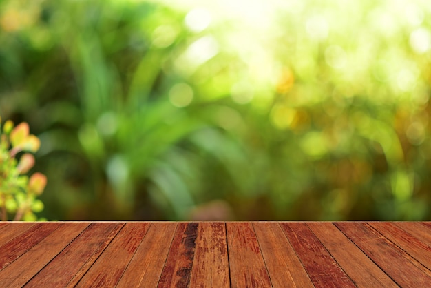 Mesa de madera bar fondo verde