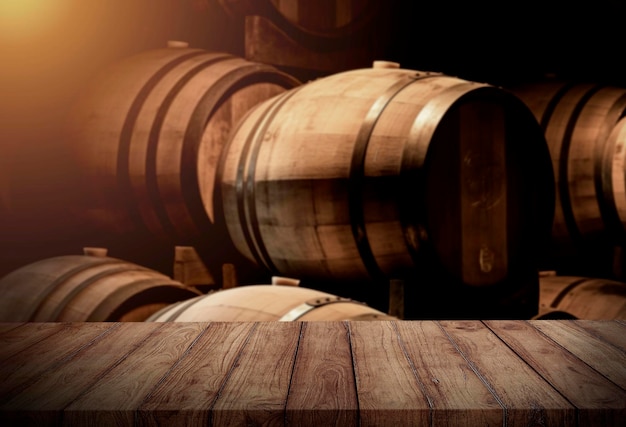 Foto una mesa de madera con barriles de vino encima