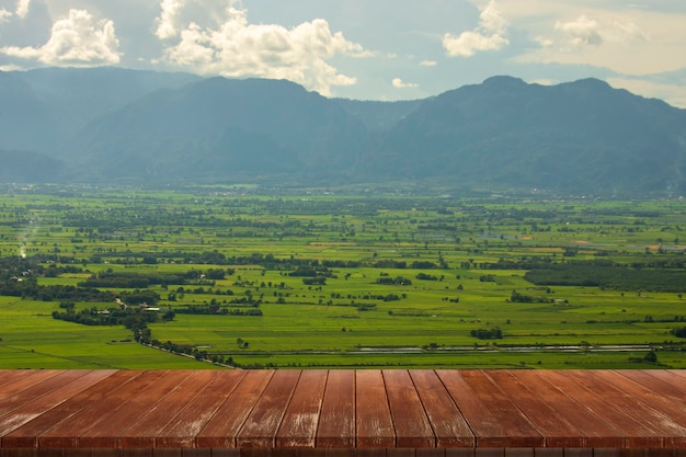 Mesa de madera y belleza desenfoque de cielo y montañas como fondo