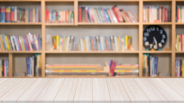 Mesa de madera en la biblioteca con una estantería borrosa con muchos libros