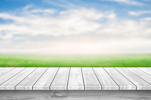 Mesa de madera blanca y fondo de plantación abstracto borroso y montaje en el cielo de sus productos