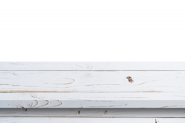 Mesa de madera blanca vacía sobre fondo blanco aislado y montaje de pantalla con espacio de copia para producto.