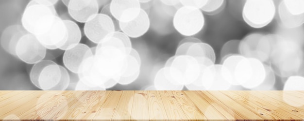 Mesa de madera en blanco con Bokeh gris sobre fondo negro Luz blanca negra Efecto de círculo de desenfoque nocturno Cartel de tarjeta brillante Contador de piso vacío para la presentación de Feliz Navidad y Feliz Año Nuevo 2023