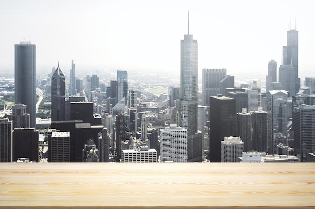 Mesa de madera en blanco con un hermoso horizonte de Chicago durante el día en una maqueta de fondo